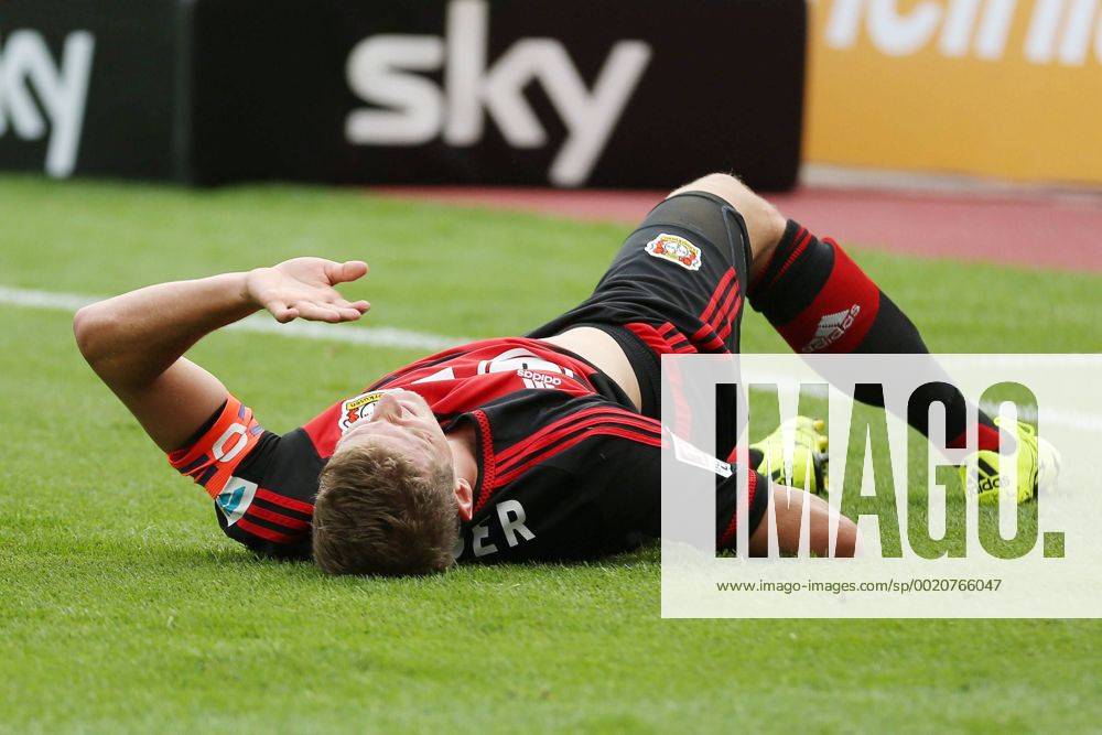 Leverkusen Lars Bender (Bayer 04 Leverkusen 8) haelt sich den Ruecken Bayer 04 Leverkusen vs TSG Hoffenheim, Fussball, 1. Bundesliga, 15.08.2015,