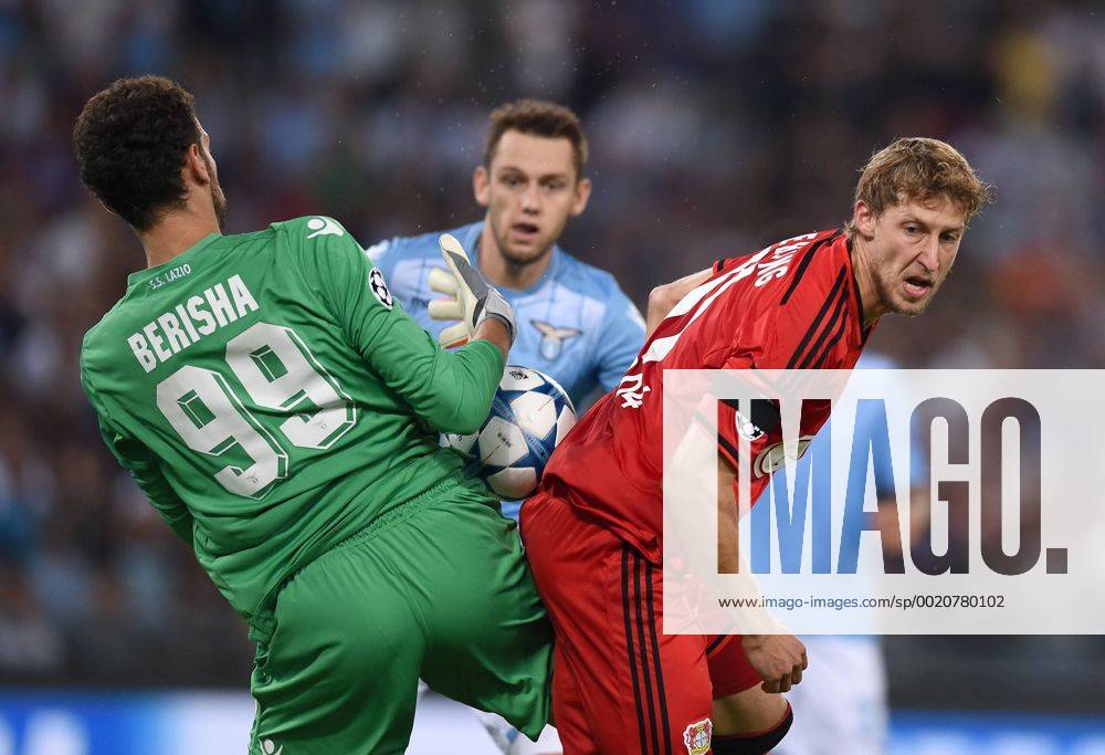 FUSSBALL CHAMPIONS LEAGUE SAISON 2015 2016 QUALIFIKATION Lazio Rom - Bayer 04 Leverkusen 18.08.2015 Torwart Etrit Berisha (li, Lazio Rom) gegen Stefan Kiessling (re, Bayer 04 Leverkusen)
