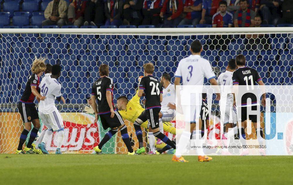 Basel Schweiz Fussball Herren Champions League Qualifikation Staion St.Jakob Park FC Basel - Maccabi Tel-Aviv FC Bild zeigt Tor fuer (Maccabi Tel-Aviv FC) durch Eran Zahavi Aktion Foto
