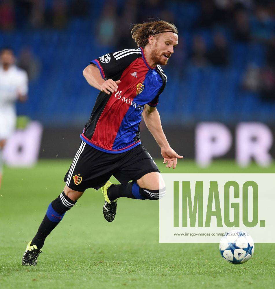 Champions League Saison 2015 2016 Qualifikation 19.08.2015 FC Basel - Maccabi Tel Aviv Michael Lang (FC Basel) am Ball