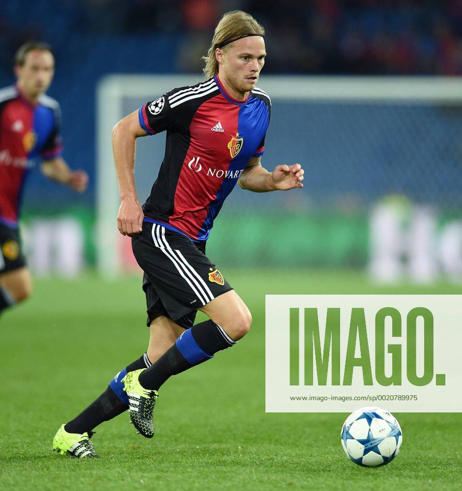 Champions League Saison 2015 2016 Qualifikation 19.08.2015 FC Basel - Maccabi Tel Aviv Birkir Bjarnason (FC Basel) am Ball
