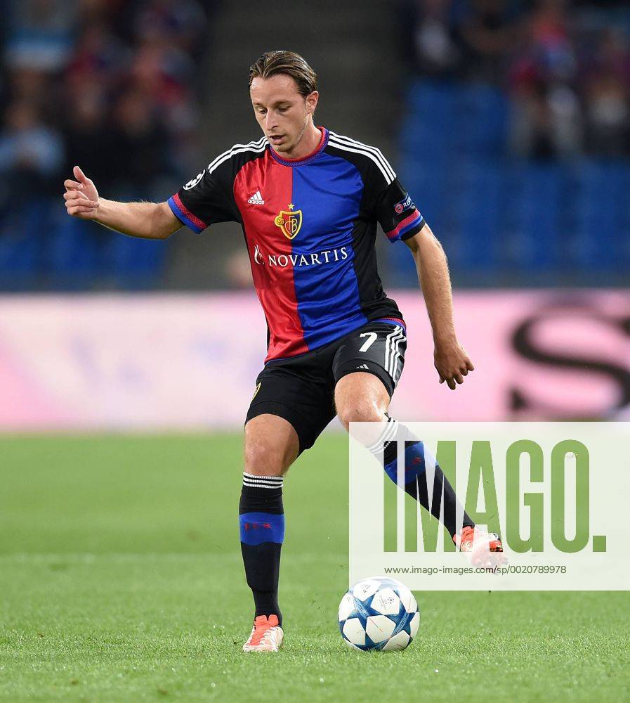 Champions League Saison 2015 2016 Qualifikation 19.08.2015 FC Basel - Maccabi Tel Aviv Luca Zuffi (FC Basel) am Ball