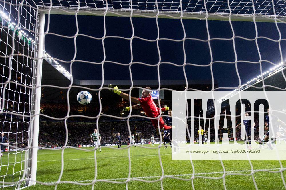 Aug. 19, 2015 - Glasgow, Skottland - 150819 Celtics Leigh Griffiths (ej i bild) nickar in 3-1 bakom Malmö FFs malvakt Johan Wiland under fotbollsmatchen mellan Celtic och Malmö FF i kvalet till Champions League den 19 augusti 2015 i Glasgow..Foto: News - Aug. 19, 2015 - ZUMAb138