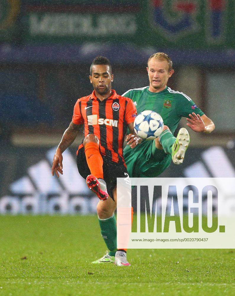 SOCCER - CL play off, Rapid vs Shakhtar VIENNA,AUSTRIA,19.AUG.15 - SOCCER - UEFA Champions League, play off, SK Rapid Wien vs FC Shakhtar Donetsk. Image shows Alex Teixeira (Donetsk) and Mario Sonnleitner (Rapid). Keywords: Wien Energie. GEPAxpictures xChristianxOrt
