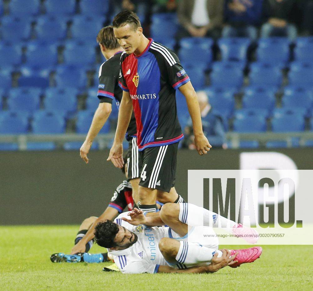 Basel Schweiz Fussball Herren Champions League Qualifikation Staion St.Jakob Park FC Basel - Maccabi Tel-Aviv FC Bild zeigt Basels Philipp Degen, am Boden Omri Ben Harush (Maccabi) Aktion Foto