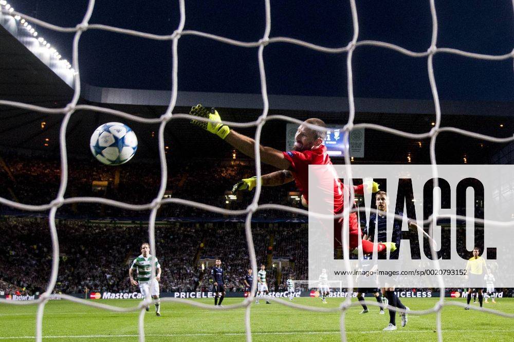 Aug. 19, 2015 - Glasgow, Skottland - 150819 Celtics Leigh Griffiths (ej i bild) nickar in 3-1 bakom Malmö FFs malvakt Johan Wiland under fotbollsmatchen mellan Celtic och Malmö FF i kvalet till Champions League den 19 augusti 2015 i Glasgow..Foto: News - Aug. 19, 2015 - ZUMAb138