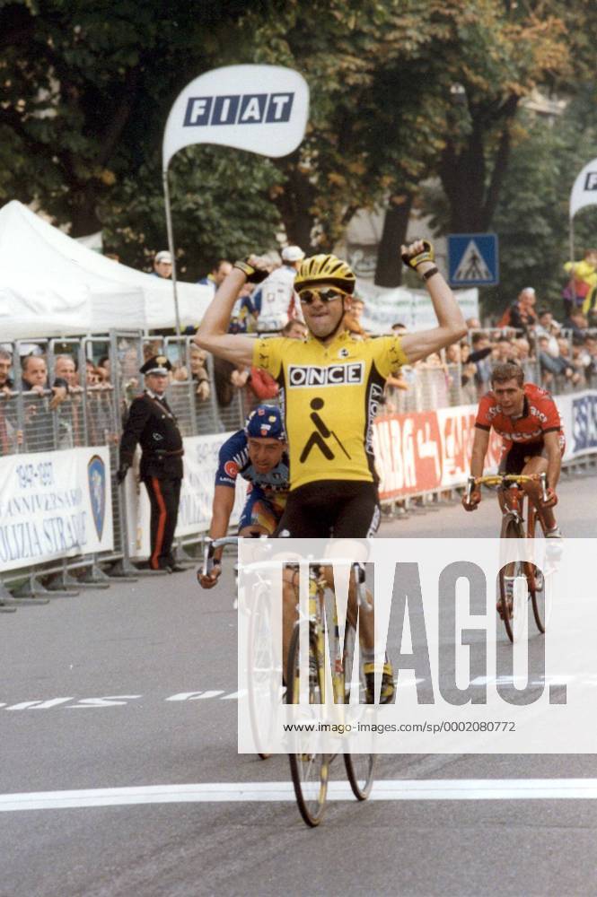 Laurent Jalabert (Frankreich ONCE) gewinnt den Giro di Lombardia 1997 vor Paolo Lanfranchi (Mapei GB, li.) und Francesco Casagrande (Saeco beide Italien) - Radsport Herren Giro di Lombardia 1997, Lombardeirundfahrt, Lombardei Rundfahrt, Straßenradsport, Straße, Rad Gruppe Varese - Bergamo Freude,