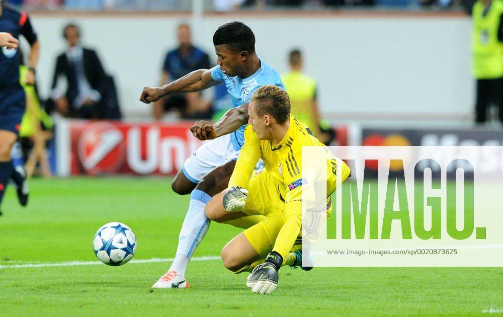 Fussball, Qualifikation zur UEFA Champions League, Herren, Saison 2015 2016, BayArena Leverkusen, Bayer Leverkusen (rot) - Lazio Rom (blau); Bernd Leno (Leverkusen), Keita (Lazio), Aktion.