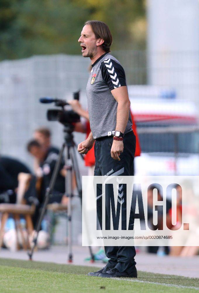 Aspach Fußball SG Sonnenhof Großaspach vs. FC Rot-Weiß Erfurt, Trainer Rüdiger Rehm (Großaspach)