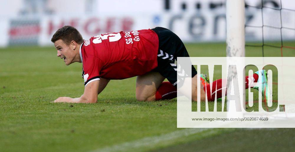Aspach Fußball SG Sonnenhof Großaspach vs. FC Rot-Weiß Erfurt, Tobias Rühle (Großaspach) am Boden