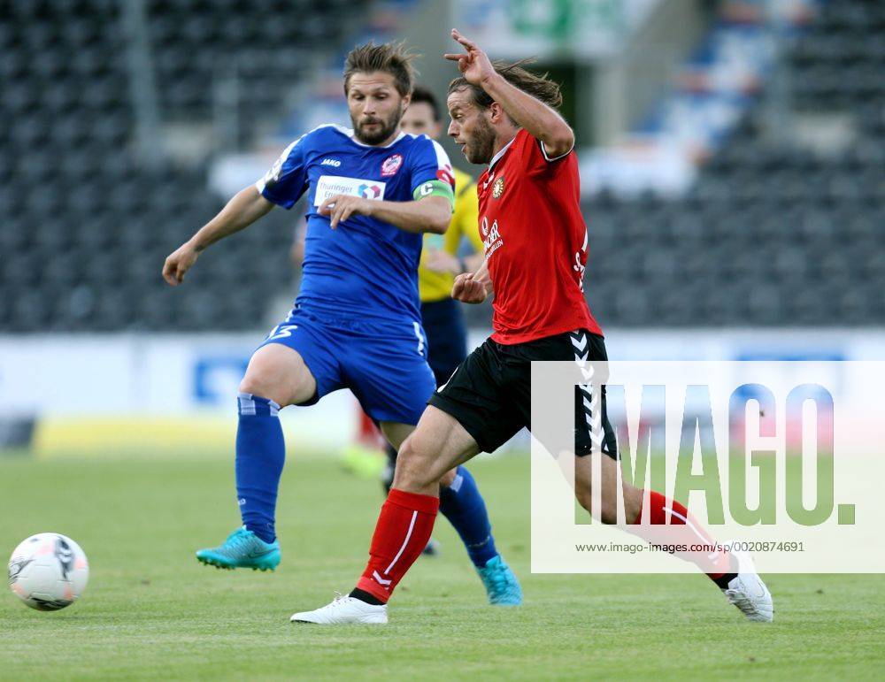 Aspach Fußball SG Sonnenhof Großaspach vs. FC Rot-Weiß Erfurt, v.l. Sebastian Tyrala (Erfurt), Timo Röttger (Großaspach)
