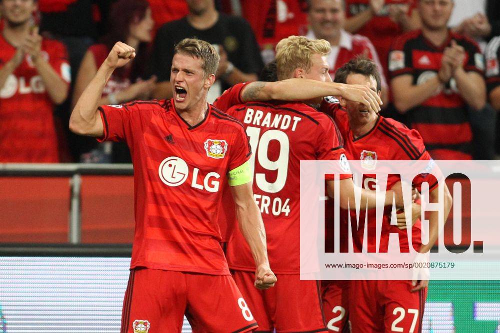 Leverkusen Lars Bender (Bayer 04 Leverkusen 8) feiert den Sieg nach dem Abpfiff Bayer 04 Leverkusen vs Lazio Rom, Fussball, Champions-League, 26.08.2015,