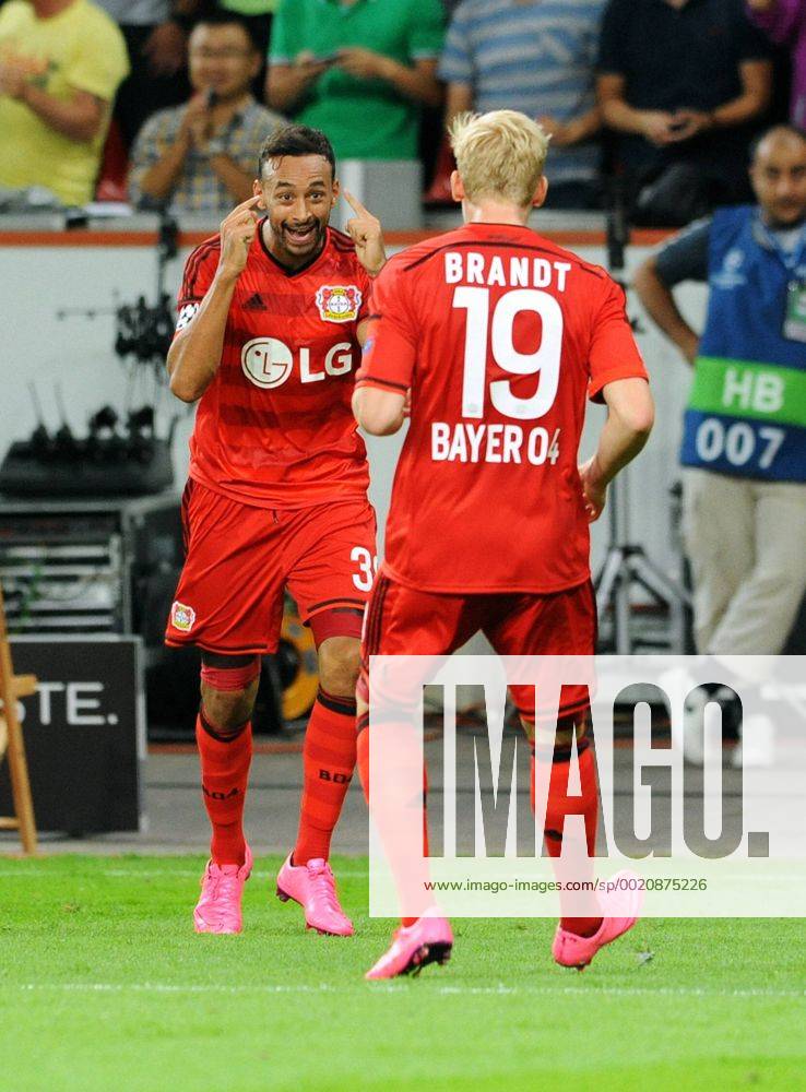 Fussball, Qualifikation zur UEFA Champions League, Herren, Saison 2015 2016, BayArena Leverkusen, Bayer Leverkusen (rot) - Lazio Rom (blau) 3:0; Jubel Karim Bellarabi (Leverkusen) nach seinem Tor zum 3:0., zusammen mit Passgeber Julian Brandt (Leverkusen). Jubel, Freude, Aktion.