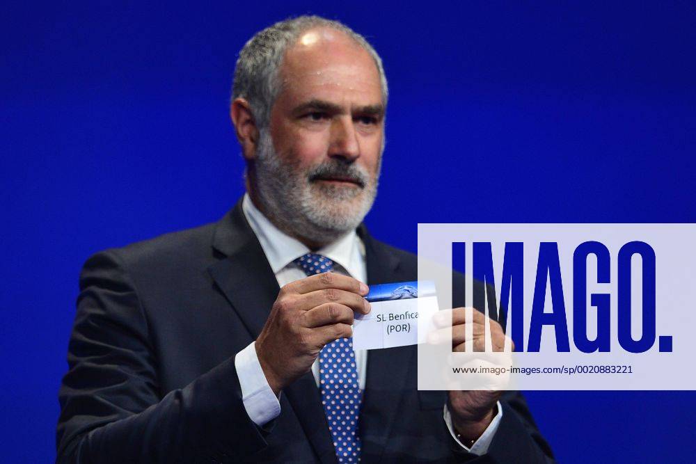 Aug. 27, 2015 - Monaco, Monaco - ANDONI ZUBIZARRETA shows the draw result of SL Benfica during the UEFA Champions League Draws 2015 - 16 at Grimaldi Forum. Soccer 2015 - UEFA Champions League 2015 - 16 Draw - ZUMAm119