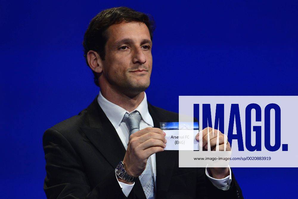 Aug. 27, 2015 - Monaco, Monaco - JULIANO BELLETTI ex Barcelona soccer player shows the draw result of Arsenal FC during the UEFA Champions League Draws 2015 - 16 at Grimaldi Forum. Soccer 2015 - UEFA Champions League 2015 - 16 Draw - ZUMAm119
