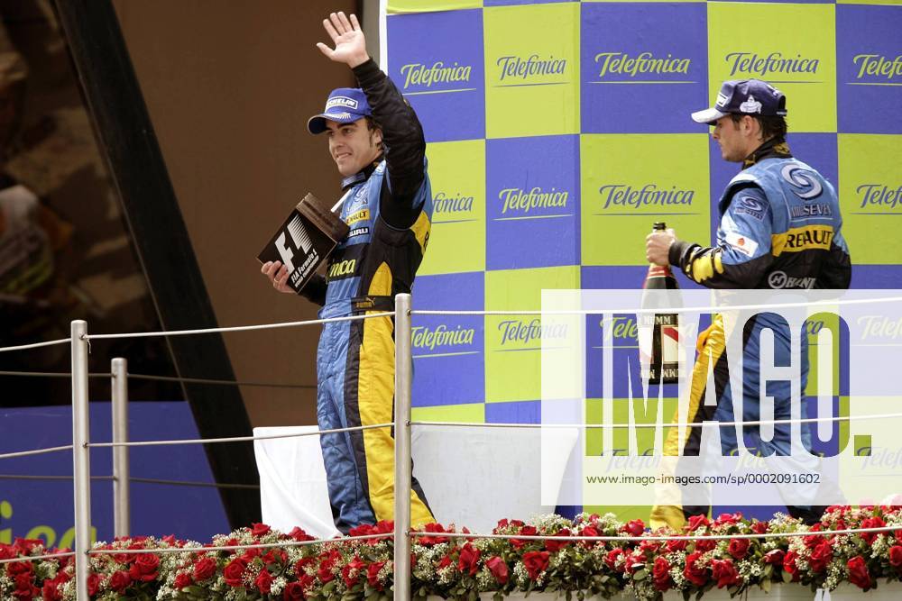 Siegerehrung GP Spanien 2006 - Sieger Fernando Alonso (Spanien, li.) dankt den Anhängern, daneben Giancarlo Fisichella (Italien beide Renault) Motorsport Grand Prix Herren Großer Preis von Spanien 2006, Formel 1 Weltmeisterschaft, F1, F, GP, WM Gruppe Circuit de Catalunya Barcelona Freude,