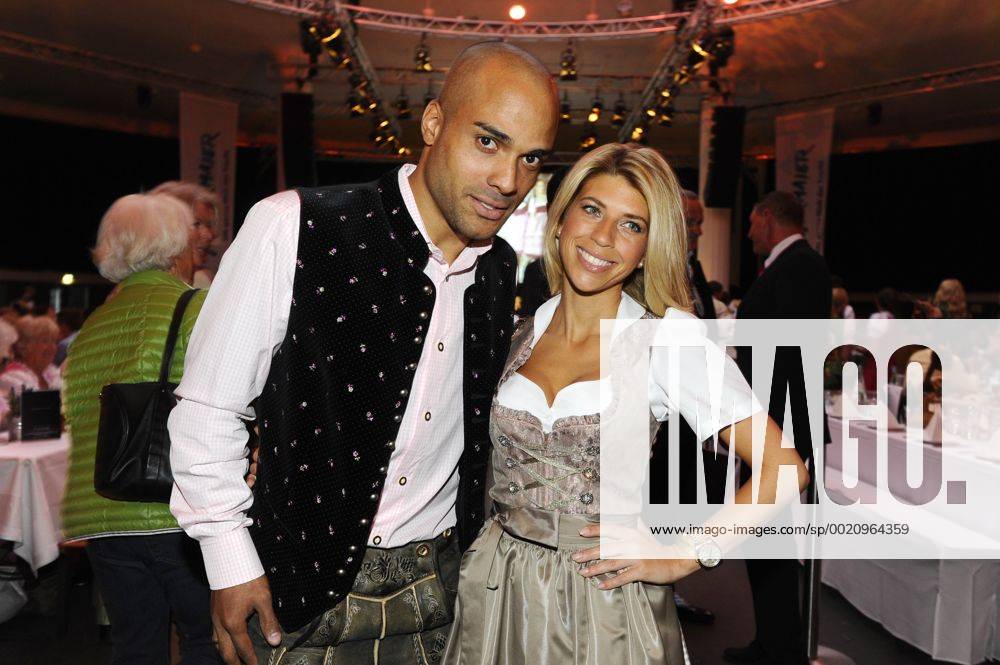 David Odonkor mit Ehefrau Suzan Angermaier - Trachtennacht 2015 Tracht, Dirndl Postpalast München 03.September 2015