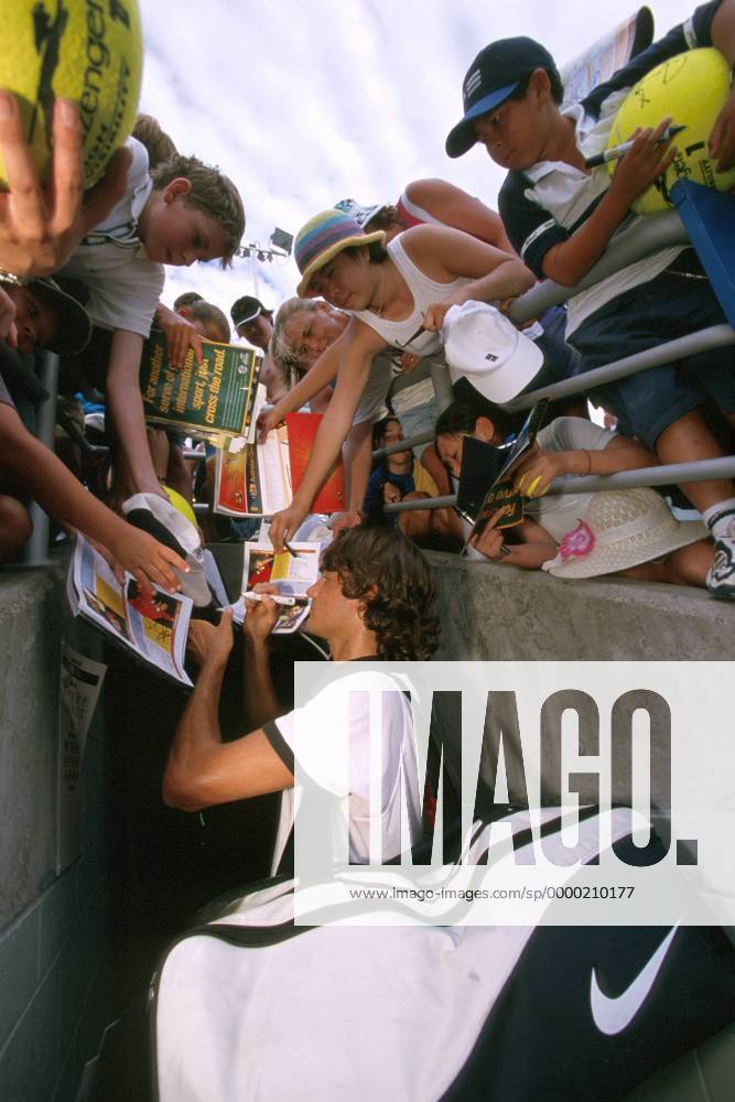 Roger Federer (Schweiz) schreibt Autogramme Tennis Herren Australian Open 2000, Grand-Slam, ATP-Tour, Hartplatz, Hartcourt, Hartplatzturnier, Hartplatztennis Gruppe Flinders Park Melbourne