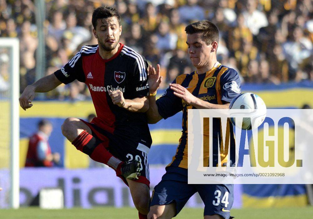 Martin Tonso de Newel«s marcado por Giovani Lo Celso de Rosario Central. Rosario Central vs Newell«s Old Boys. Futbol Argentino - Primera Division 2015 - Fecha 24. 13 de septiembre de 2015. Estadio: Gigante de Arroyito (Rosario, Argentina). Foto: Mario Garcia Photogamma.