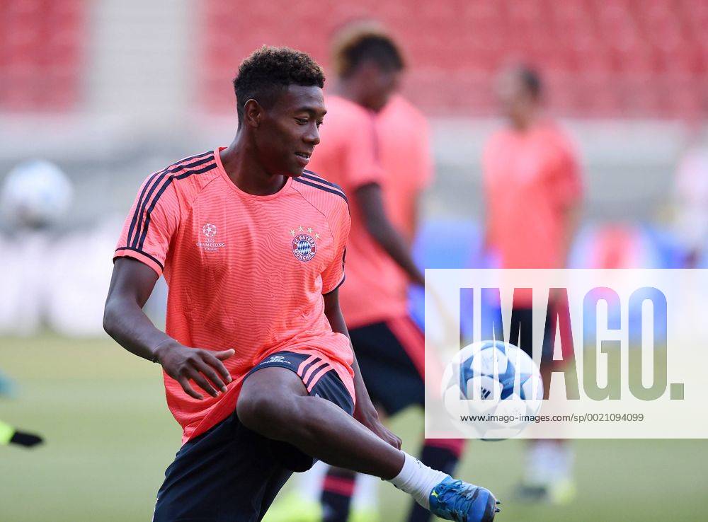 FUSSBALL CHAMPIONS LEAGUE SAISON 2015 2016 GRUPPENPHASE Olympiakos Piraeus - FC Bayern Muenchen 15.09.2015 Training FC Bayern Muenchen: David Alaba mit Ball