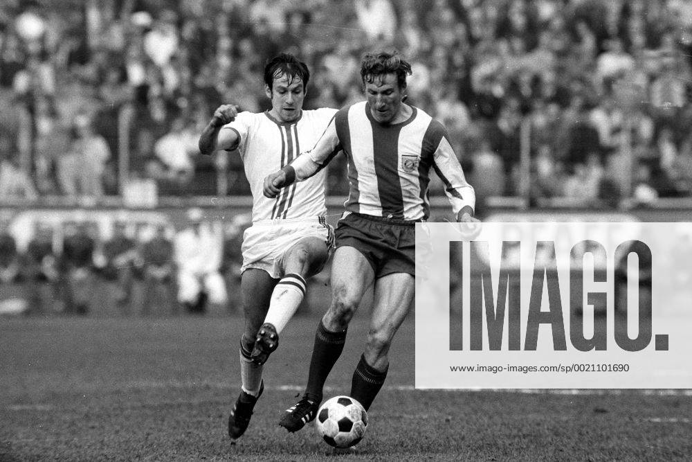 1. FC Kaiserslautern - FC Bayern München: Karl-Heinz Vogt (li., Kaiserslautern) gegen Georg Schwarzenbeck (Bayern)
