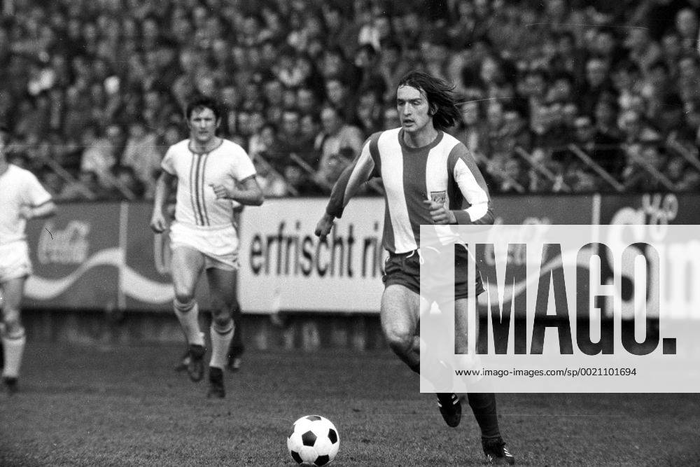 1. FC Kaiserslautern - FC Bayern München: Karl-Heinz Mrosko (Bayern) am Ball