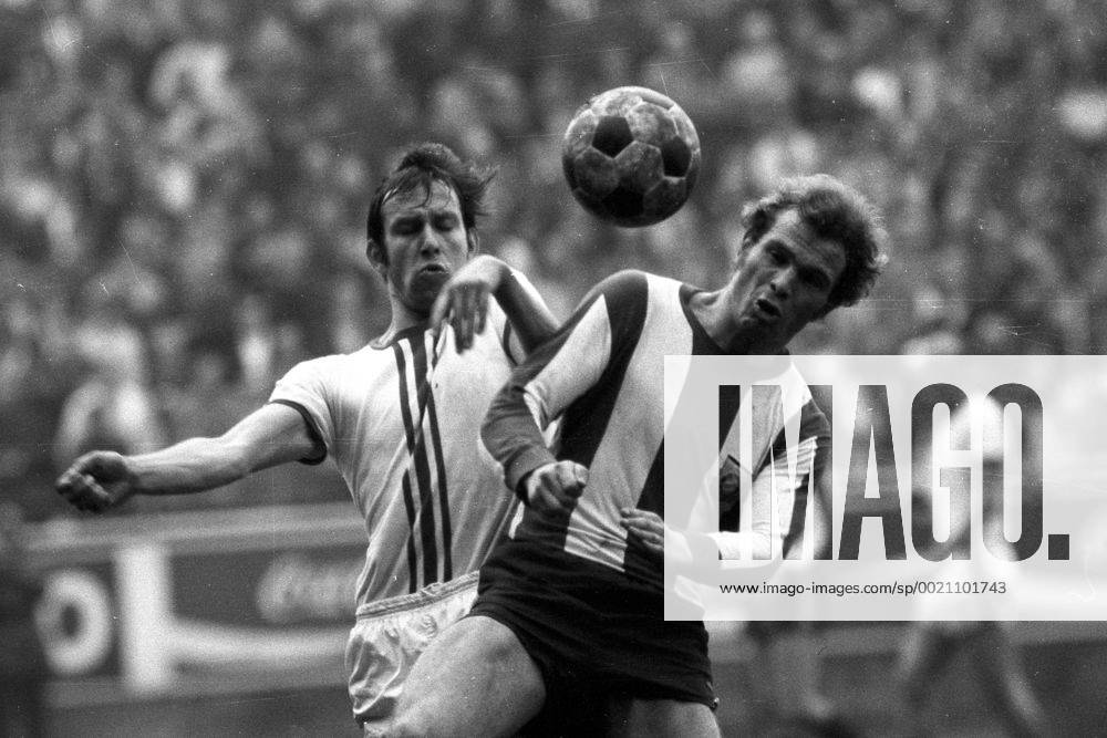 1. FC Kaiserslautern - FC Bayern München: Karl-Heinz Vogt (li., Kaiserslautern) gegen Uli Hoeneß (Bayern)