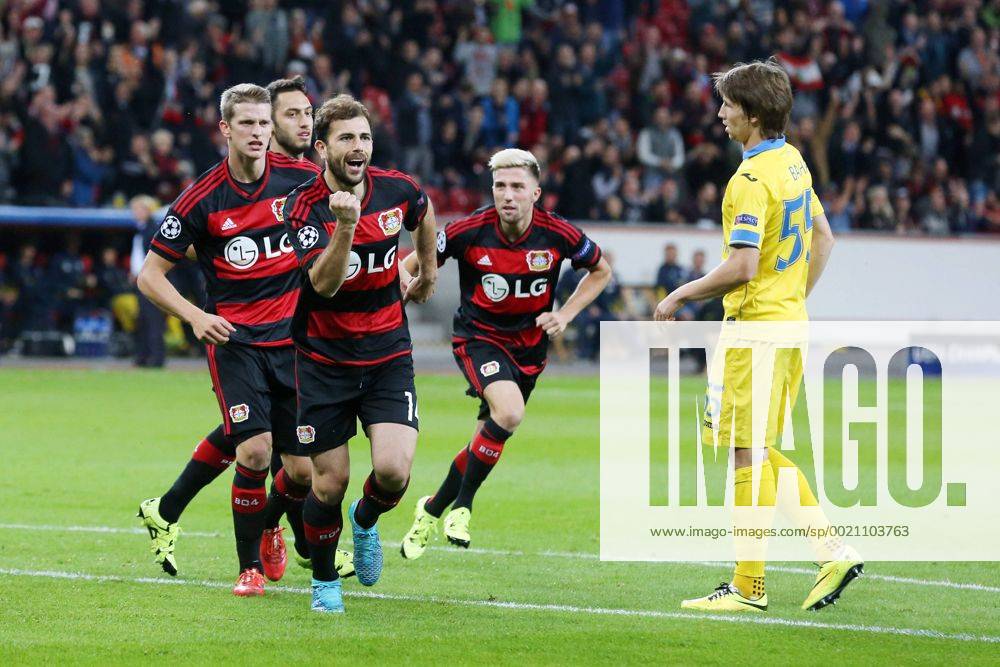 Leverkusen Lars Bender (Bayer 04 Leverkusen 8), Hakan Calhanoglu (Bayer 04 Leverkusen 10), Torschuetze Admir Mehmedi (Bayer 04 Leverkusen 14) und Kevin Kampl (Bayer Leverkusen 44) beim Torjubel nach dem Treffer zum 1:0 Bayer 04 Leverkusen vs BATE Baryssau, Fussball, Champions-League, 16.09.2015,