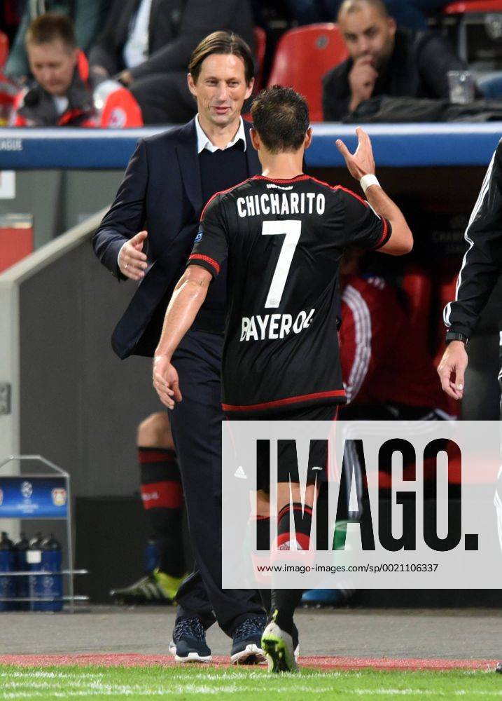 Championsleague: Bayer 04 Leverkusen - Bate Baryssau 16.09.2015. Trainer Roger Schmidt (LEV) gratuliert Javier Hernandez bei dessen Auswechslung. HM