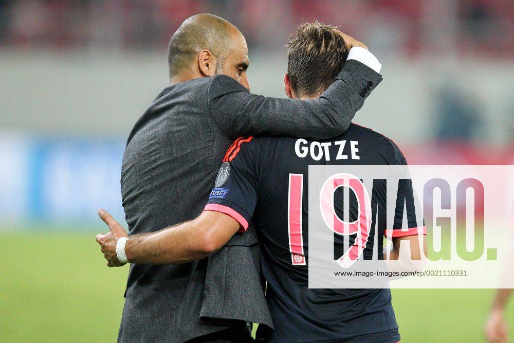 Piraeus Schlussjubel Chef-Trainer Pep Guardiola (FC Bayern Muenchen) umarmt Mario Goetze 19 (FC Bayern Muenchen), Olympiakos Piraeus vs. FC Bayern Muenchen, Fussball, Champions League, 16.09.2015 ,