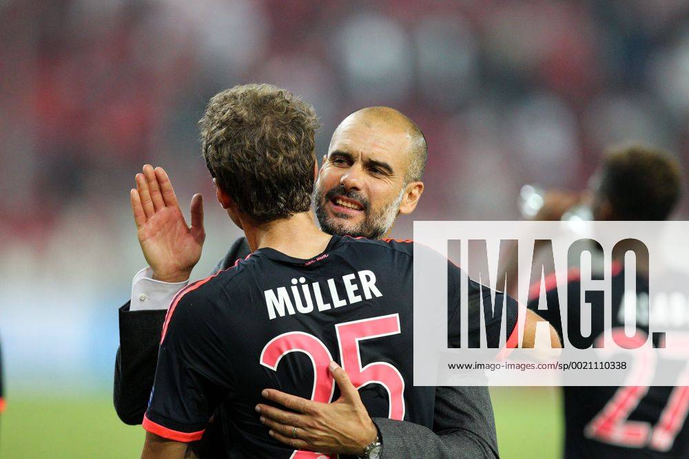 Piraeus Schlussjubel Chef-Trainer Pep Guardiola (FC Bayern Muenchen) umarmt Thomas Mueller 25 (FC Bayern Muenchen), Olympiakos Piraeus vs. FC Bayern Muenchen, Fussball, Champions League, 16.09.2015 ,