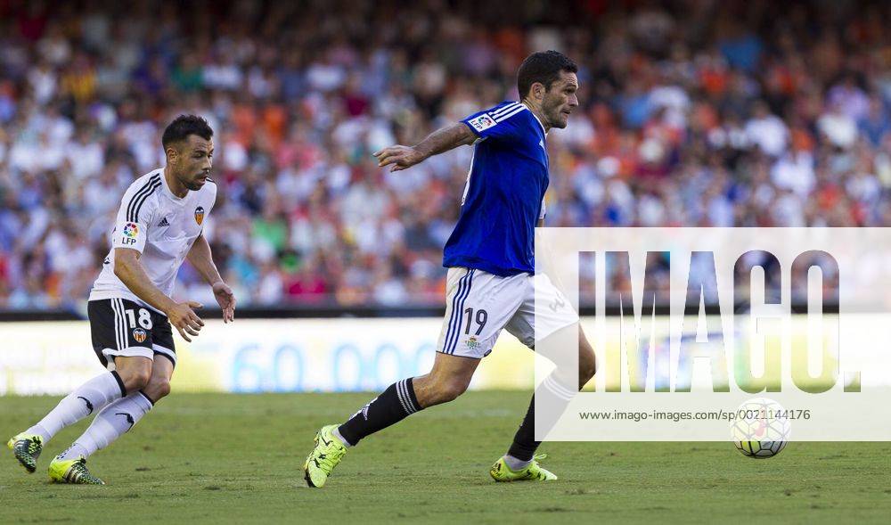 Valencia, Spain. 18 midfielder of Valencia CF Javi Fuego (L) and 19 Jorge Molina of Real Betis Balonpie (R) match between Valencia CF and Real Betis Balompie at Mestalla stadium on September 19, 2015 in Valencia, Spain. (Photo by Jose Miguel Fernandez de Velasco Cordon Press)