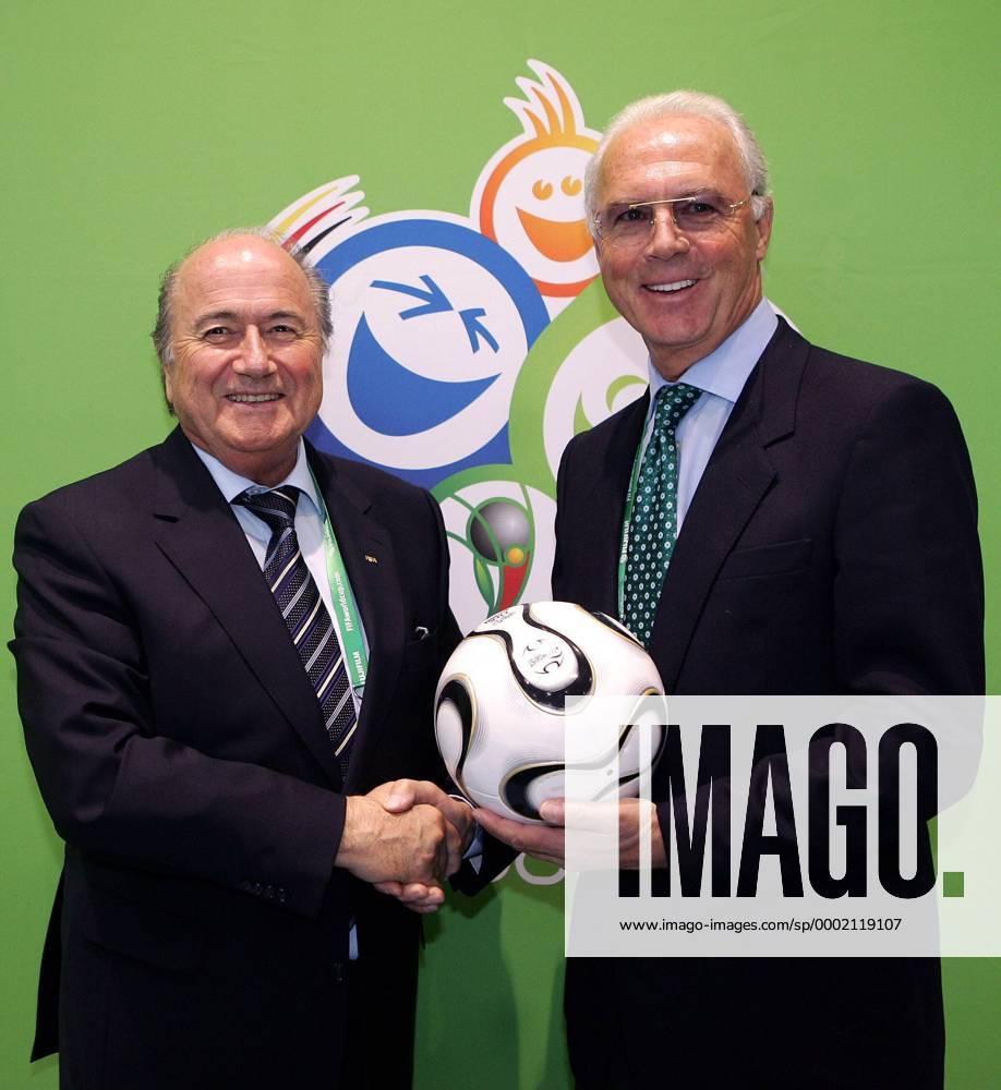 Auf gute Zusammenarbeit: FIFA Präsident Joseph S. Blatter (Schweiz, li.) und OK Präsident Franz Beckenbauer (Deutschland) glauben an das Gelingen der WM - Fußball WM Herren Vorschau 2006, Shooting, Fotoshooting, Fototermin, Pressetermin Gruppe Logo, Emblem, Turnierlogo, Turnieremblem München Harmonie Freude,