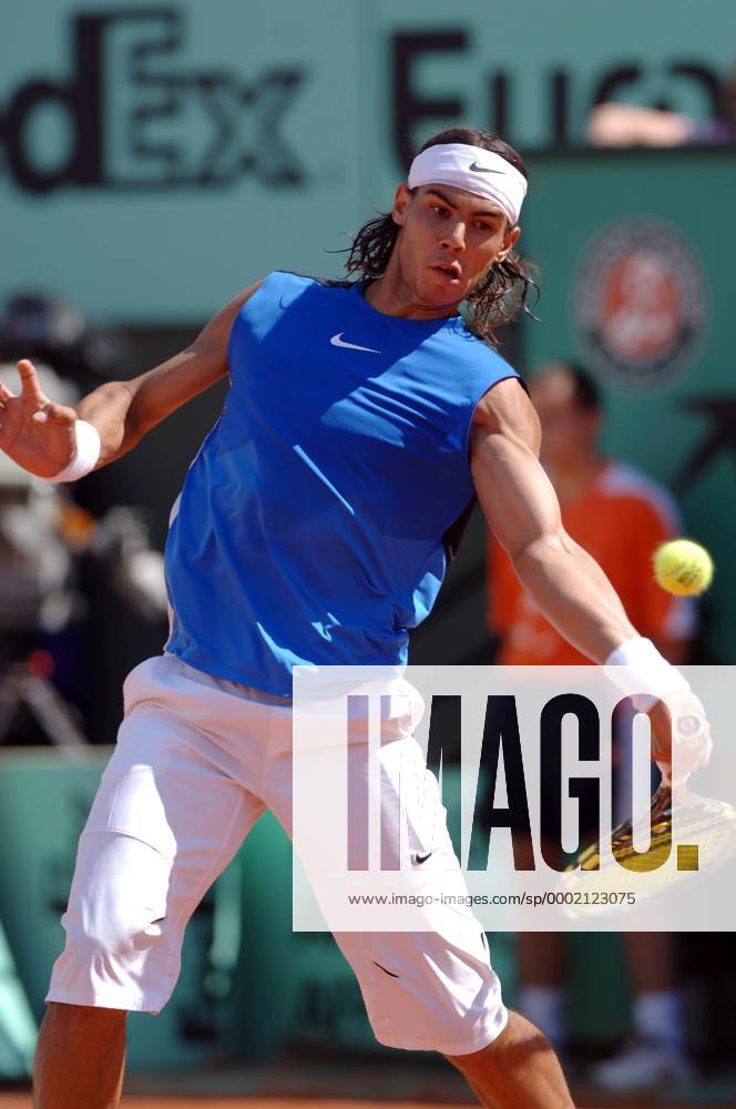 Rafael Nadal (Spanien) - Vorhand Tennis Herren French Open 2006, Grand Slam, ATP Tour, Sand, Sandplatz, Sandplatztennis, Sandplatzturnier Einzelbild Paris Roland Garros Dynamik,