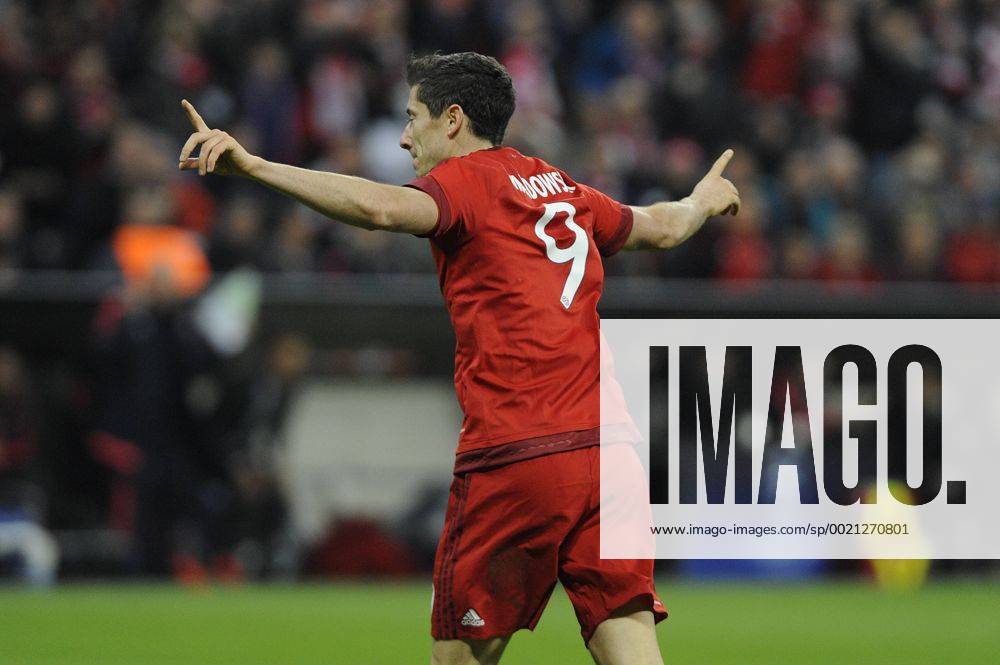 Robert LEWANDOWSKI (Bayern Muenchen),Torjubel nach Tor zum 5-0,Jubel,Freude,Begeisterung,,Aktion,Einzelbild,angeschnittenes Einzelmotiv,Halbfigur,halbe Figur. FC Bayern Muenchen-GNK Dinamo Zagreb 5-0. Fussball Champions League Gruppenphase am 29.09.2015.
