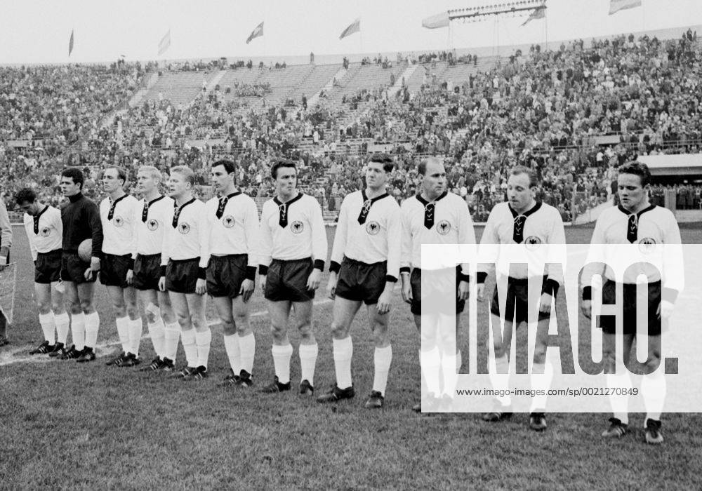 Fußball-Weltmeisterschaft 1962 Deutschland - Italien 31.05.1962 Teamfoto BRD in Santiago de Chile vl. Hans Schaefer, Wolfgang Fahrian, Willi Schulz,Schnellinger, Helmut Haller, Hans Sturm, Hans Nowak, Horst Szymaniak, Herbert Erhardt, Uwe Seeler, Albert Bruells HM