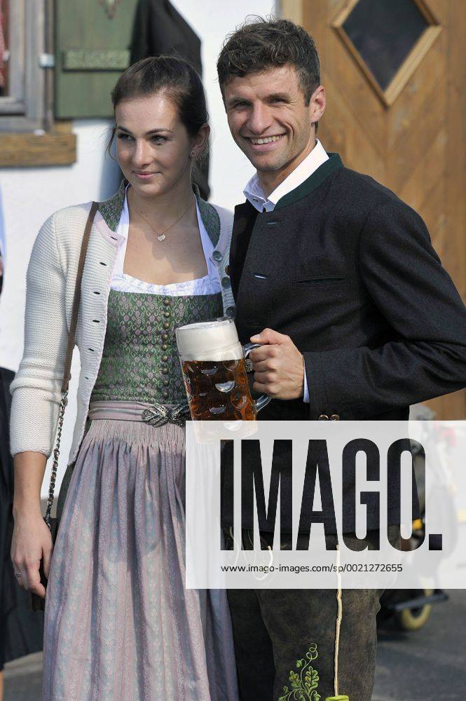Thomas MUELLER (MÜLLER,Bayern Muenchen) mit Ehefrau Lisa. Fussball FC Bayern Muenchen, traditioneller Oktoberfestbesuch in der Kaefer Schenke, am 30.09.2015 in Muenchen Deutschland.