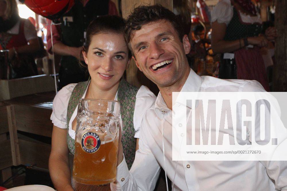 Thomas MUELLER (MÜLLER,Bayern Muenchen) mit Ehefrau Lisa. Fussball FC Bayern Muenchen, traditioneller Oktoberfestbesuch in der Kaefer Schenke, am 30.09.2015 in Muenchen Deutschland.