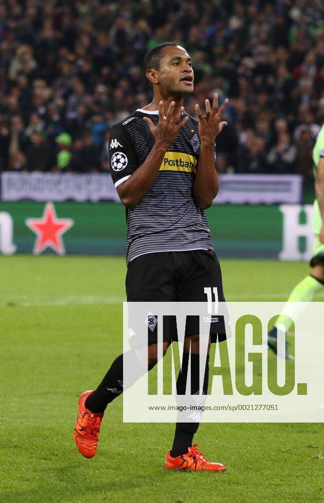 Raffael Caetano de Araujo enttäuscht nach vergebener Torchance Enttäuschung Fußball Fussball UEFA Championsleague Herren Saison 2015 2016 30.09.2015 Borussia Mönchengladbach vs. Manchester City