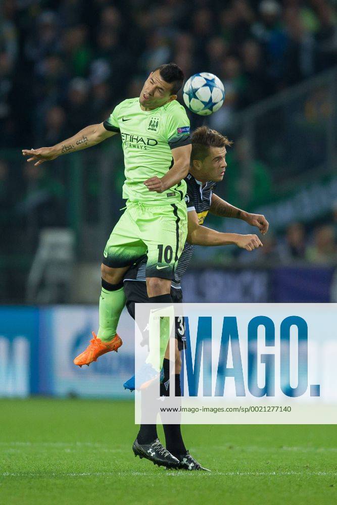 Mittwoch 30.09.2015, UEFA Champions League, Saison 2015 2016, 2. Spieltag in Moenchengladbach, Borussia Moenchengladbach - Manchester City FC, Sergio Agueero (Manchester City) gegen Granit Xhaka (Gladbach) DeFodi001