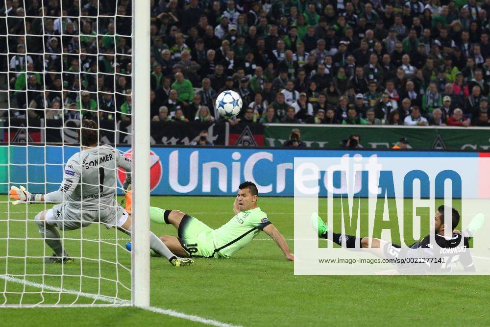 Moenchengladbach Torwart Yann Sommer (Borussia Moenchengladbach 1) mit einer Parade gegen Sergio Agueero (Manchester City 10) Borussia Moenchengladbach vs Manchester City, Fussball, UEFA Champions League, 30.09.2015,
