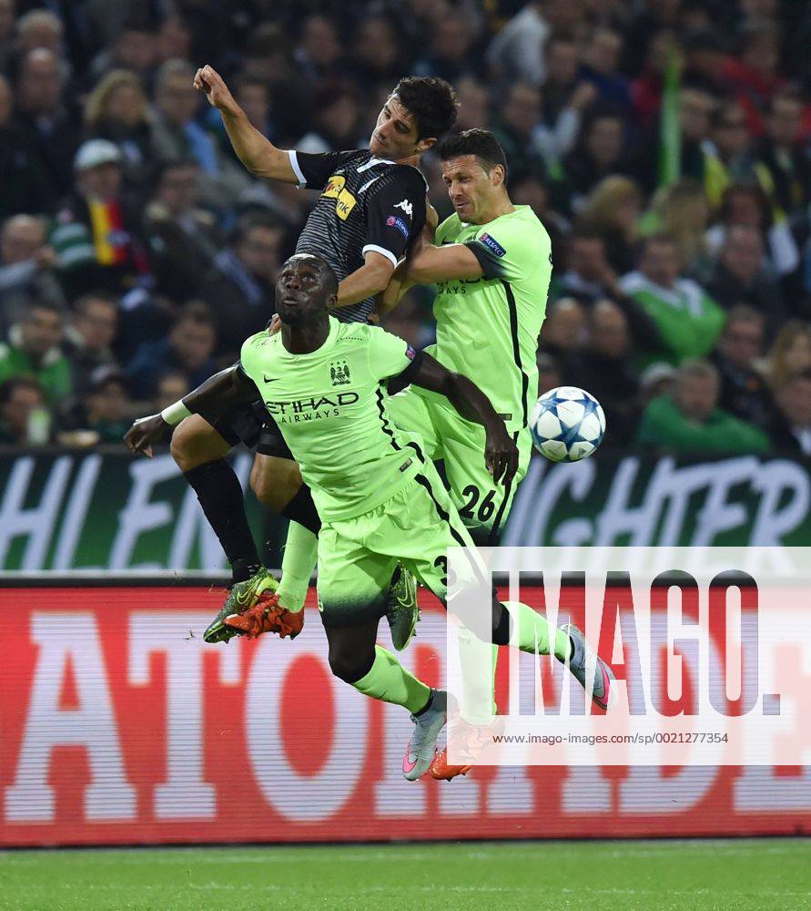 Fussball, Saison 2015 2016, Champions League, 2015 16, Vorrunde, Borussia Mönchengladbach - Manchester City, v.li., Bacary Sagna (Manchester City), Lars Stindl (Borussia Moenchengladbach), Martin Demichelis (Manchester City)