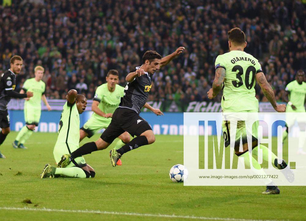 Fussball, Saison 2015 2016, Champions League, 2015 16, Vorrunde, Borussia Mönchengladbach - Manchester City, Roberto Hilbert (Bayer 04 Leverkusen), mi., kommt gegen Fernandinho (Manchester City) im Strafraum zu Fall, Lars Stindl (Borussia Moenchengladbach) sieht aber wegen einer angeblichen Schwalbe anschliessend die Gelbe Karte