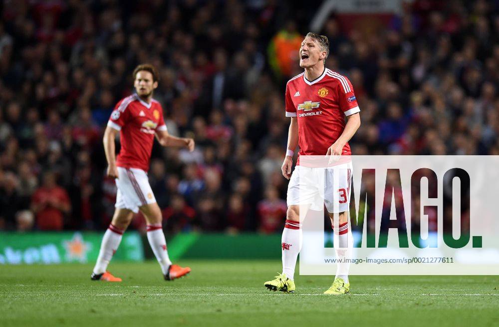 FUSSBALL CHAMPIONS LEAGUE SAISON 2015 2016 GRUPPENPHASE Manchester United ManU FC - VfL Wolfsburg 30.09.2015 Bastian Schweinsteiger (re, Manchester United FC) gibt den Ton an