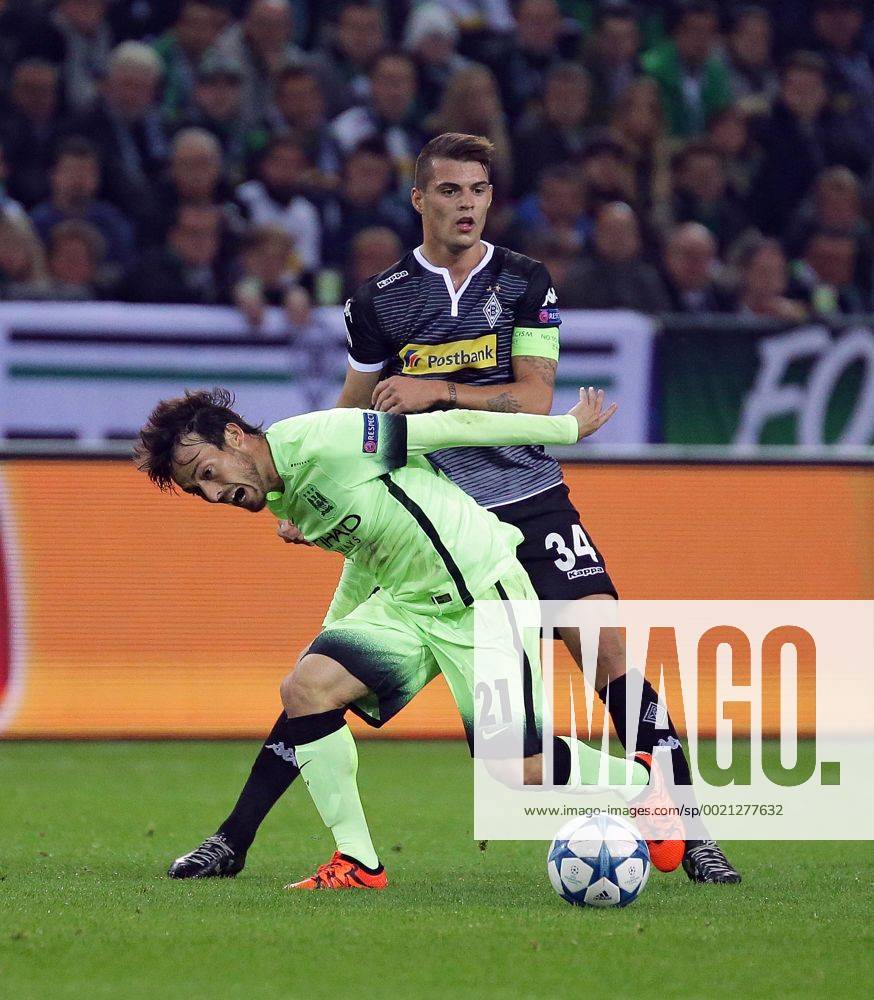 Fussball, UEFA Champions League, Borussia Moenchengladbach - Manchester City FC,, v.l. Zweikampf zwischen David Silva (Manchester City) und Granit Xhaka (Borussia Moenchengladbach), Aktion.