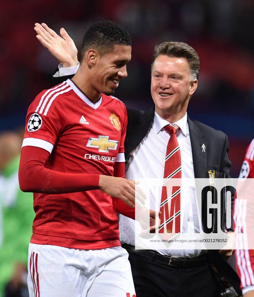 FUSSBALL CHAMPIONS LEAGUE SAISON 2015 2016 GRUPPENPHASE Manchester United ManU FC - VfL Wolfsburg 30.09.2015 Trainer Louis van Gaal (re) und Chris Smalling (li, Manchester United FC) sind nach dem Abpfiff froh gelaunt