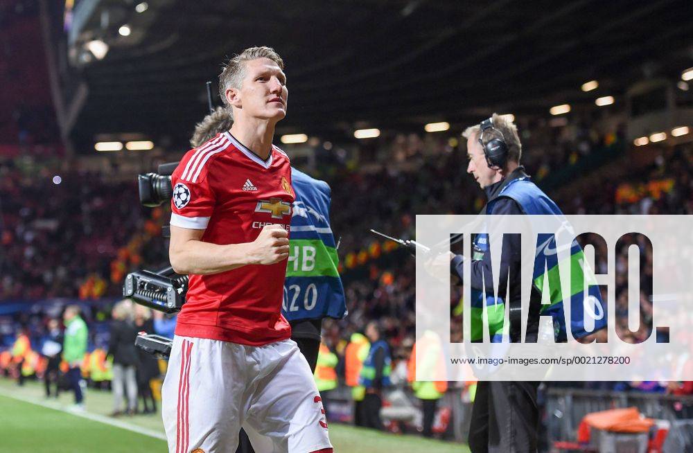 FUSSBALL CHAMPIONS LEAGUE SAISON 2015 2016 GRUPPENPHASE Manchester United ManU FC - VfL Wolfsburg 30.09.2015 Bastian Schweinsteiger (Manchester United FC) ballt nach dem Abpfiff die Faut