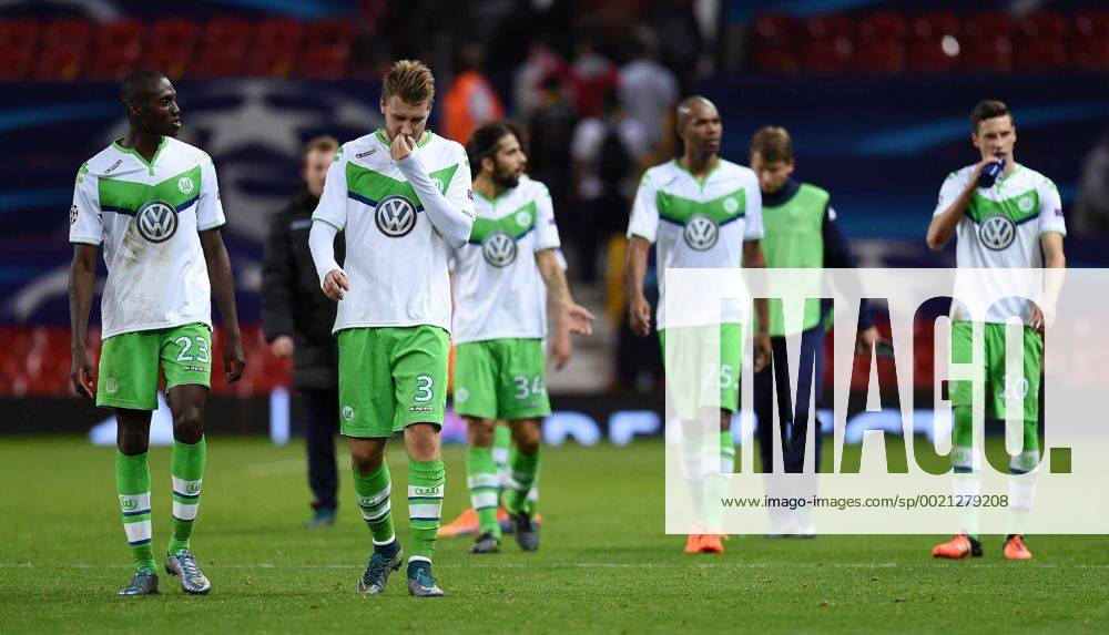 FUSSBALL CHAMPIONS LEAGUE SAISON 2015 2016 GRUPPENPHASE Manchester United ManU FC - VfL Wolfsburg 30.09.2015 Enttaeuschung VfL Wolfsburg; Josuha Guilavogui (li) und Nicklas Bendtner