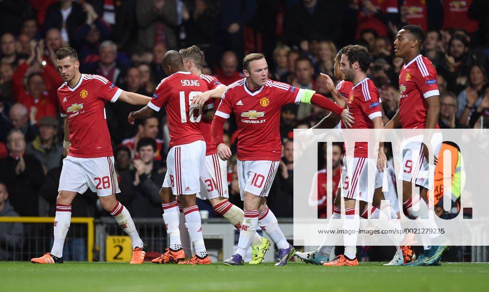 FUSSBALL CHAMPIONS LEAGUE SAISON 2015 2016 GRUPPENPHASE Manchester United ManU FC - VfL Wolfsburg 30.09.2015 Jubel Manchester United FC nach dem Tor zum 2-1; Morgan Schneiderlin, Ashley Young, Bastian Schweinsteiger, Wayne Rooney, Juan Mata und Anthony Martial (v.li.9
