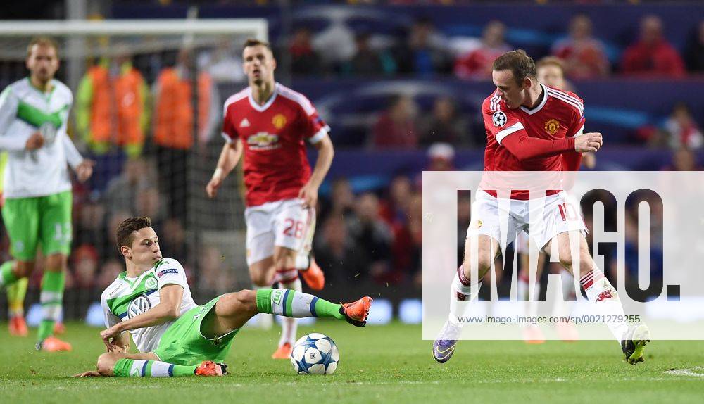FUSSBALL CHAMPIONS LEAGUE SAISON 2015 2016 GRUPPENPHASE Manchester United ManU FC - VfL Wolfsburg 30.09.2015 Julian Draxler (li, VfL Wolfsburg) gegen Wayne Rooney (re, Manchester United FC)